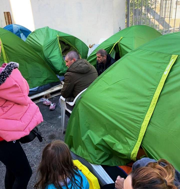 რატომ ცხოვრობს ათობით ქართველი შვილებთან ერთად საფრანგეთში კარვების ქალაქში?