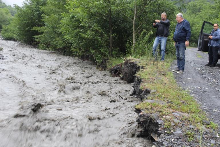 წაღებული ხიდები და გარესამყაროს მოწყვეტილი სოფლები - ფოტოები სვანეთიდან, სადაც ძლიერი წვიმის შედეგებს ებრძვიან