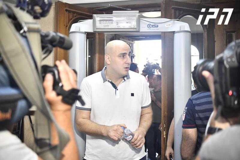 სასამართლოში მისულ ნიკა მელიას მხარდამჭერები ტაშით და ოვაციებით შეხვდნენ