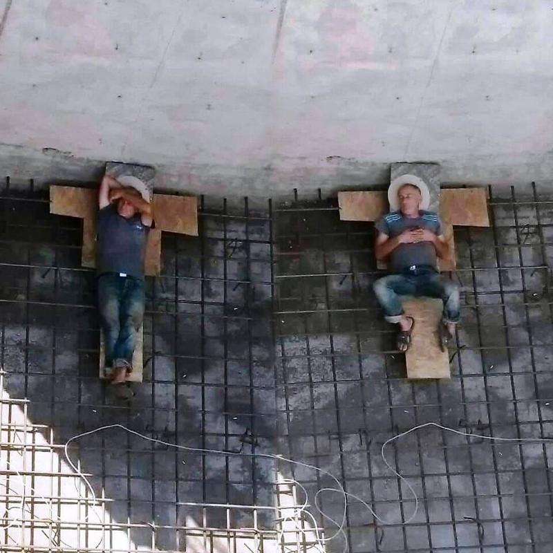 მუშები ისვენებენ - დღის ფოტო "ფეისბუქიდან", რომელმაც ინტერნეტმომხმარებელი აალაპარაკა