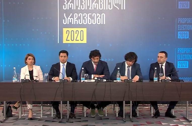 „ქართული ოცნება" საარჩევნო სისტემის რეფორმაზე საუბრობს, გარეთ კი გახარიას გადადგომას ითხოვენ