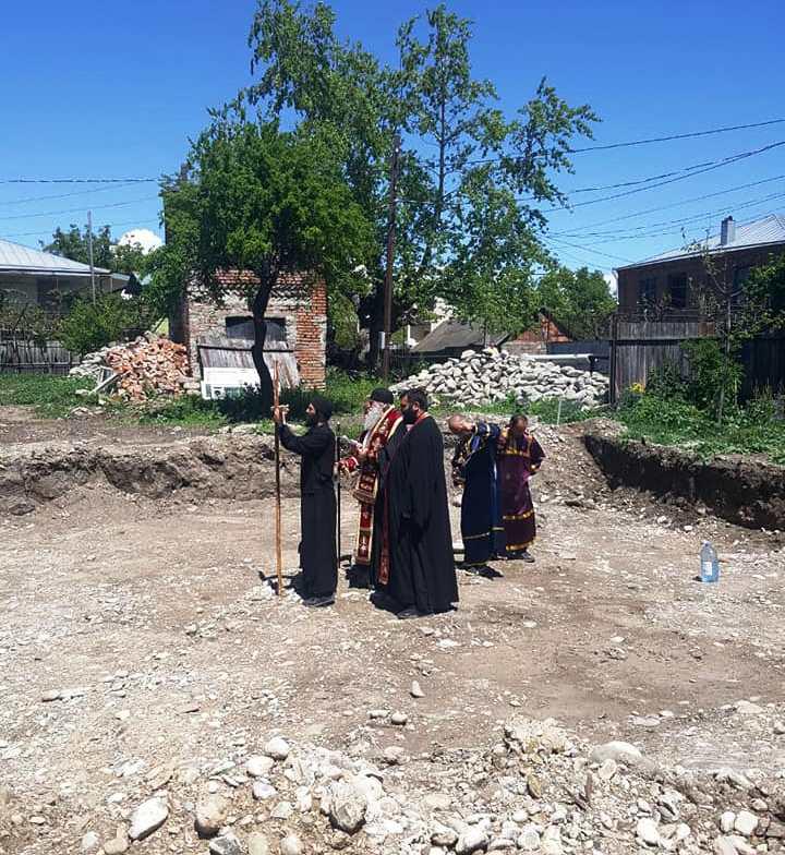 ქარელში, იმ სახლის ადგილას, რომელიც "ბოროტი ძალების" გამო დაანგრიეს, ეკლესიის საძირკველი ეკურთხა