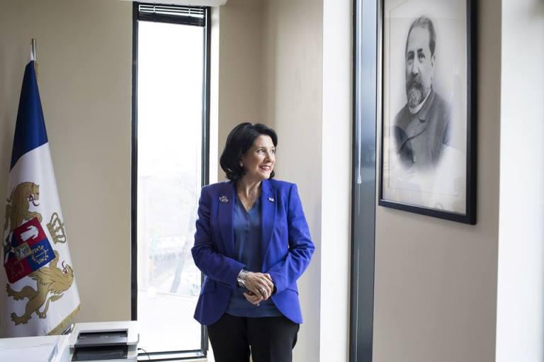 ორი სასახლის პრეზიდენტი - რატომ შევიდა სალომე ზურაბიშვილი დაწუნებულ რეზიდენციაში