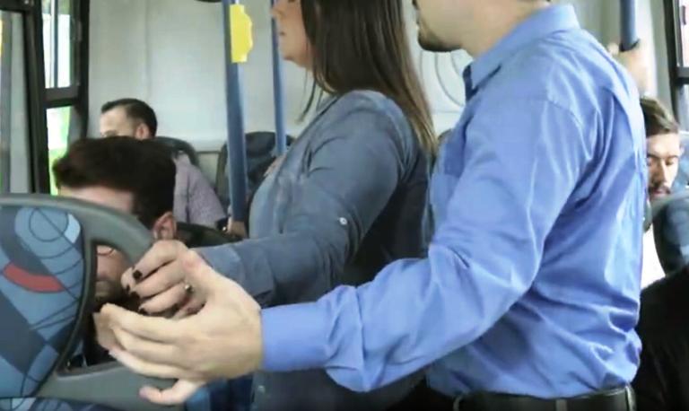 "შუახნის კაცი უკანალზე შეხებას ცდილობდა, მაწვებოდა..." - სექსუალური შევიწროვების მსხვერპლი ქალები და კანონი, რომელიც მათ დაიცავს