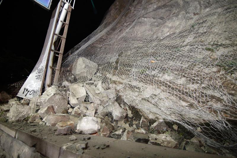 რა ხდებოდა წუხელ თამარაშვილის ქუჩაზე, სადაც კლდე ჩამოიშალა - ფოტოები შემთხვევის ადგილიდან