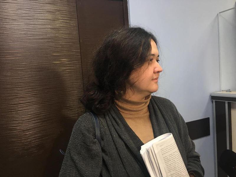 უკრაინელ ქალს, რომელსაც ბავშვების ყიდვა-გაყიდვა ედება ბრალად, პატიმრობა შეეფარდა