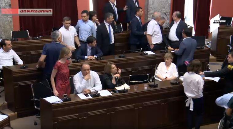 დაპირისპირება პარლამენტში ვანო ზარდიაშვილსა და რომან გოცირიძეს შორის