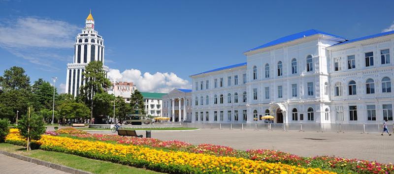 ბათუმელ ლექტორს, რომელსაც სექსუალურ შევიწროებაში ადანაშაულებენ, სტუდენტებთან საქმიანობის უფლება შეუჩერდა