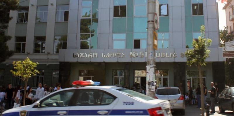 არსებული ინფორმაციით, 51-ე სკოლასთან მეთორმეტე კლასის მოსწავლეებმა "ბოლო ზარზე" ერთმანეთი დაჭრეს