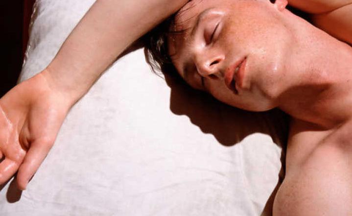 "მიზეზი შეიძლება საკმაოდ მძიმე დაავადებაც იყოს" -  რისი ბრალია ღამით ოფლიანობა?