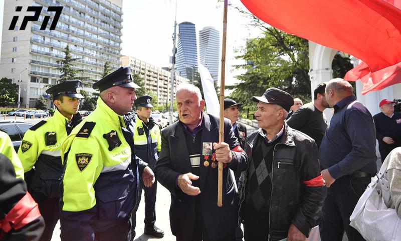 ვაკის პარკთან ორი პირი დააკავეს - რა ვითარებაა ადგილზე, სადაც ორი სხვადასხვა აქცია იმართება