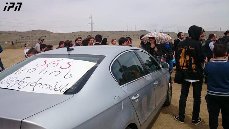 არა ციხის მშენებლობას - რუსთავში აქციის მონაწილეების მსვლელობის გამო, ცენტრალურ ქუჩაზე მოძრაობა პარალიზებულია