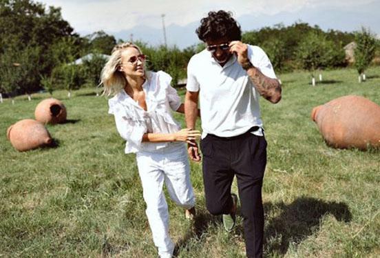 "სოფ­ლის პრო­დუქ­ტე­ბი, ცხე­ნით ჯი­რი­თი, კო­ცონ­ზე სი­მინ­დის შეწ­ვა - ეს ჩემს შვი­ლებს ძა­ლი­ან უყ­ვართ" - სად ატარებენ ზაფხულს ანუკი არეშიძე და კახა კალაძე