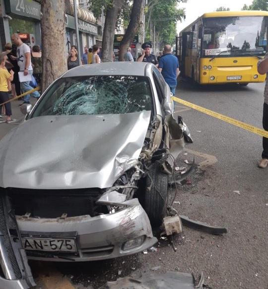 რა ხდებოდა წერეთელზე, სადაც მძღოლმა ჯერ ქვეითი გაიტანა, შემდეგ კი "მარშრუტკას" დაეჯახა - თვითმხილველის ვიდეოკადრები