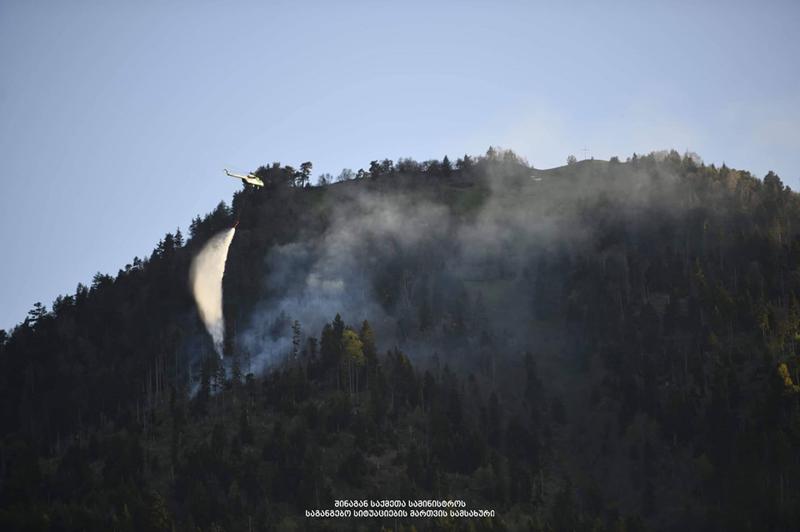 ბორჯომის ხეობაში ხანძარს 150-მდე მეხანძრე-მაშველი აქრობს - ფოტო და ვიდეო ადგილიდან