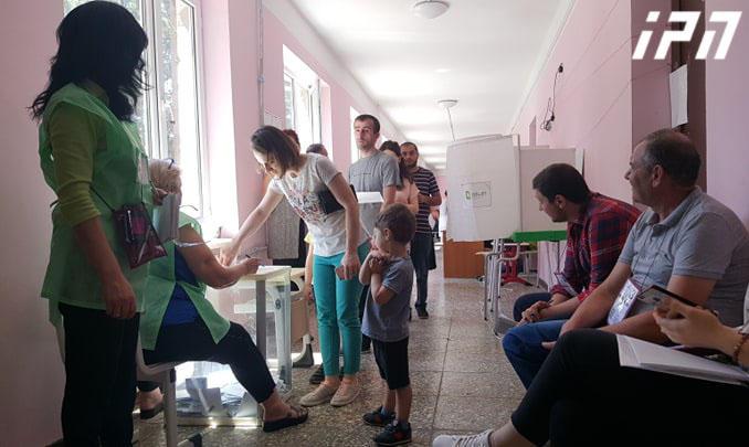 რა მოხდა 32-ე საარჩევნო უბანზე, სადაც დამკვირვებელი და უბნის თავმჯდომარე ერთმანეთს დაუპირისპირდნენ