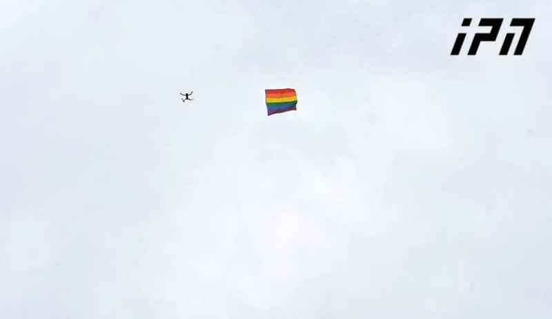 პარლამენტთან, "თბილისი პრაიდის" მოწინააღმდეგეთა აქციის თავზე ლგბტ დროშა ფრიალებს