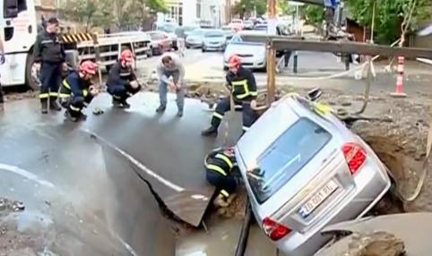 ჟვანიას მოედანთან გზის საფარი ჩაინგრა და 3 მანქანა ჩაიყოლა - "დატბორილია სახლები და სარდაფები"