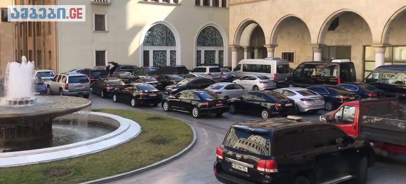 რომელი თანამდებობის პირები მოიხმარენ ყველაზე მეტ საწვავს და ვინ იხდის ყველაზე ძვირს ახალ ავტომობილებში - IDFI-ის კვლევა