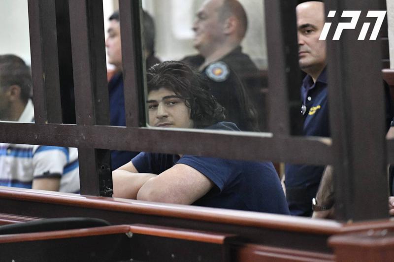 მიხეილ კალანდიას ახლობლები ტაშით შეხვდნენ - ფოტოები სასამართლო დარბაზიდან