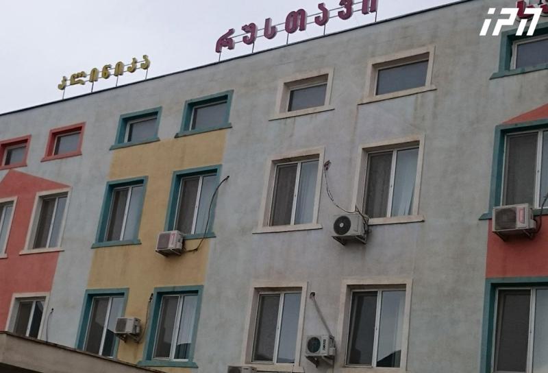 ტრაგედია რუსთავში - 16 წლის გოგონა, რომელიც მე-4 სართულიდან გადმოვარდა, კლინიკაში გარდაიცვალა