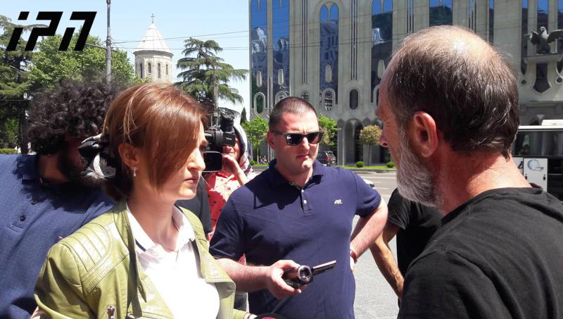 რა ხდება პარლამენტის წინ, სადაც მალხაზ მაჩალიკაშვილთან სუს-ის წარმომადგენლები მივიდნენ