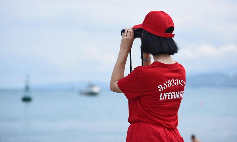 მაშველი გოგონების მოვალეობა პლაჟზე პატრულირება იქნება - შსს-ს განმარტება