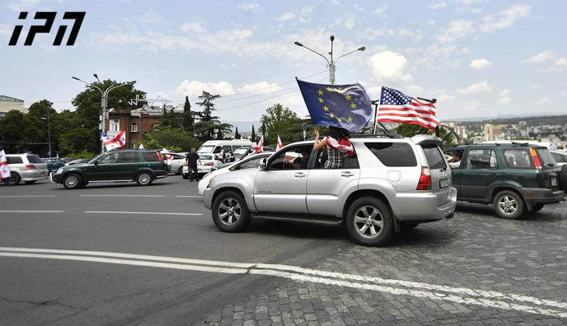 აქციის მონაწილეები "რესპუბლიკის მოედნიდან" ავტოკოლონებით შსს-სკენ დაიძრნენ