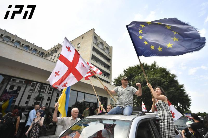 აქციის მონაწილეები შსს-ს შენობასთან მივიდნენ და სკანდირებენ - "წადი!"
