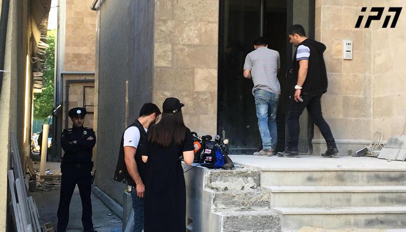 კოსტავას ქუჩაზე მშენებლობიდან მუშა გადმოვარდა და ადგილზე გარდაიცვალა - კადრები შემთხვევის ადგილიდან