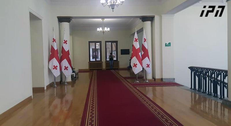 პარლამენტის თანამშრომლებს შენობას ატოვებინებენ