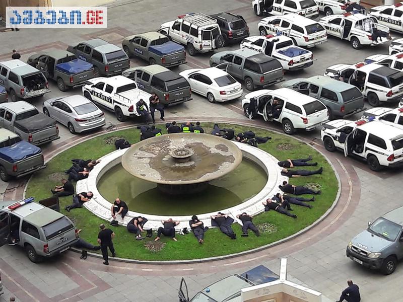 დღის ფოტო - როგორ "ისვენებენ" პოლიციელები  პარლამენტის ეზოში