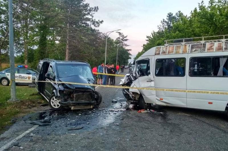 ქუთაისი-წყალტუბოს გზაზე ორი მიკროავტობუსი ერთმანეთს შეეჯახა