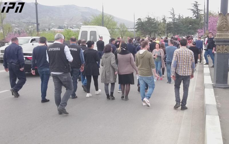 ძველი და ახალი რუსთავის დამაკავშირებელ ხიდთან აქციის მონაწილეები და პოლიცია ერთმანეთს დაუპირისპირდნენ