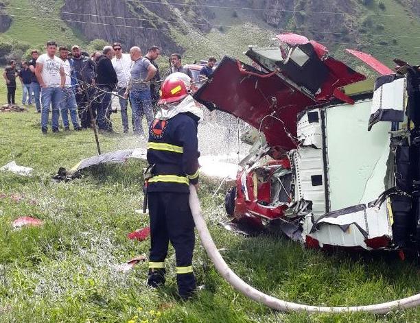 ვინ არიან ვერტმფრენის ჩამოვარდნის შედეგად დაღუპულები - ფოტოები ტრაგედიის ადგილიდან