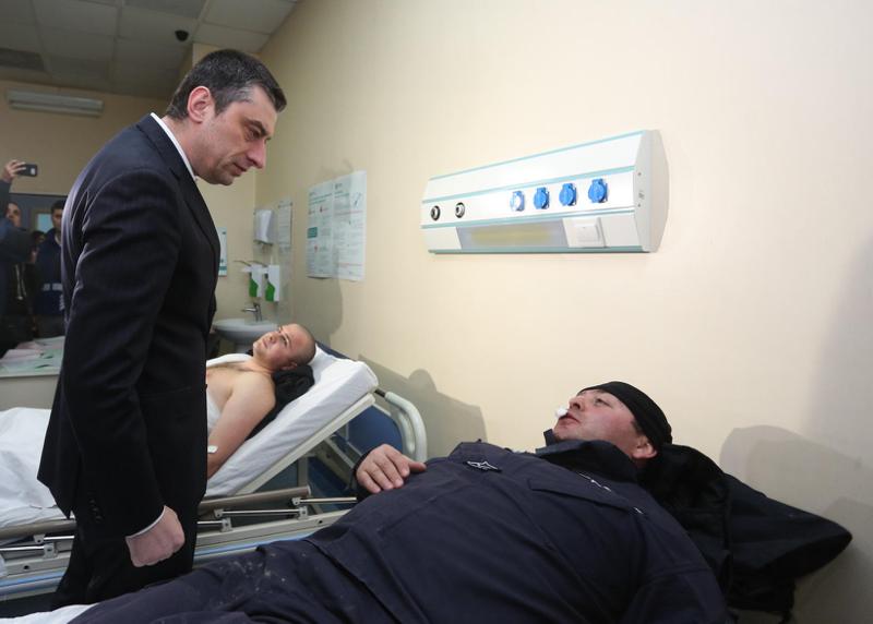 "ვპირდები ჩვენს პოლიციელებს, დაისჯება ყველა, ვინც მათზე თავდასხმა გაბედა" - შს მინისტრმა დაშავებული პოლიციელები მოინახულა