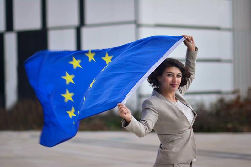"საქართველოზე ფიქრისას, პირველად ბებო და სამტრედია მახსენდება" - 26 წლის ქართველი გოგონა, შესაძლოა ევროპარლამენტის დეპუტატი გახდეს
