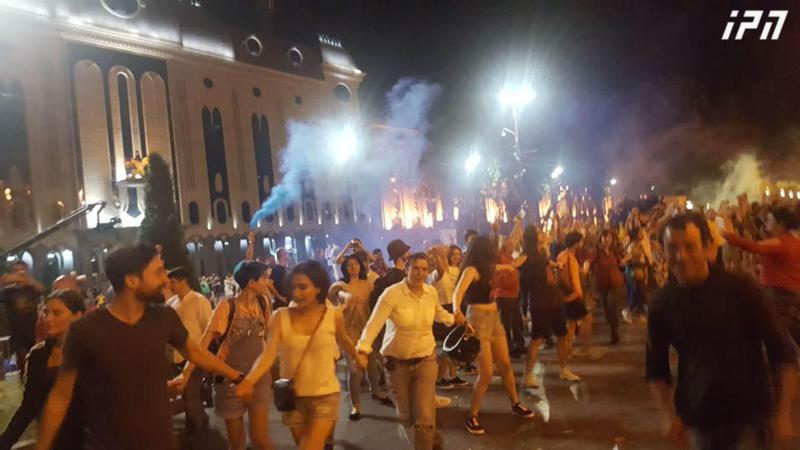 ცოცხალი ჯაჭვი რუსთაველის გამზირზე - "ალყაში, რომ მოვაქცევთ პარლამენტს, საქართველოს ჰიმნი ვიმღეროთ"