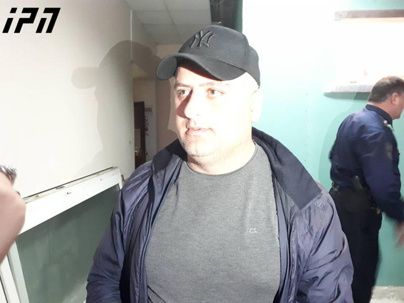 "ნაცმოძრაობის" მხარდამჭერი მანუჩარ ჩხეტია სასამართლო დარბაზიდან გაათავისუფლეს