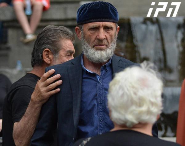 მალხაზ მაჩალიკაშვილმა პარლამენტის მიმდებარე ტერიტორია ტაქსით დატოვა