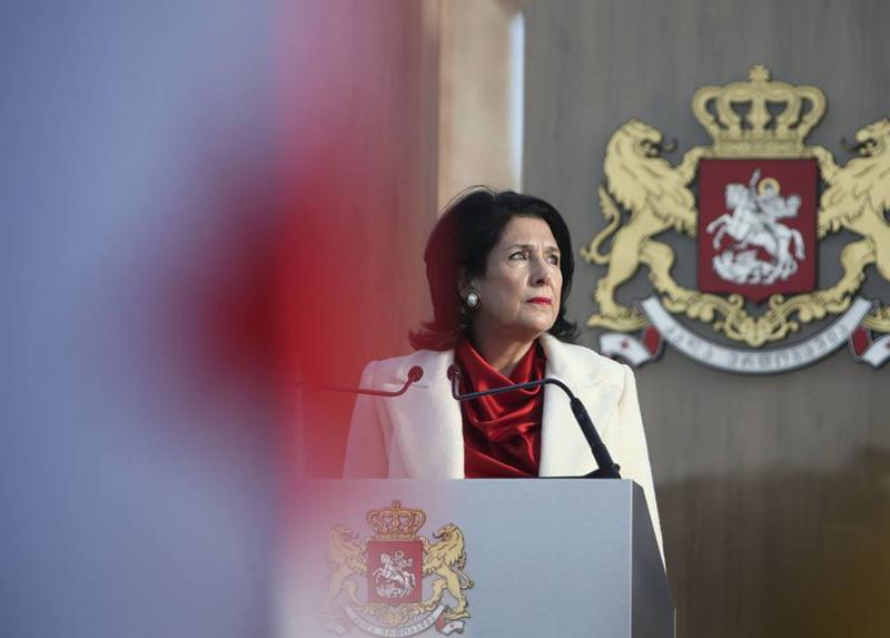 "პირველი ქალი პრეზიდენტი კავკასიაში" - როგორ ეხმაურებიან რუსული მედია და ინტერნეტმომხმარებლები სალომე ზურაბიშვილის ინაუგურაციას