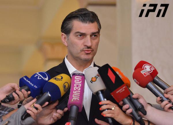 "რა ვქნათ ახლა, რას ითხოვთ, პოლიციელებთან ერთად ვიაროთ და ჩვენ ჩავერთოთ გამოძიების პროცესში?" - მიხეილ ყაველაშვილი ჟურნალისტებს