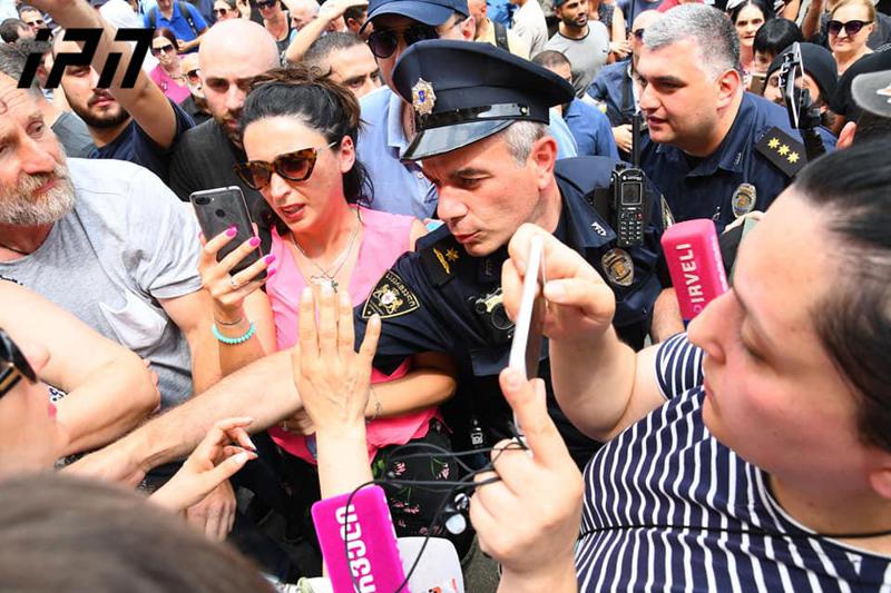 "თბილისი პრაიდის" საწინააღმდეგო აქციაზე სიტუაცია დაიძაბა - ანტისაოკუპაციო აქციის ორგანიზატორებს ბოთლები ესროლეს