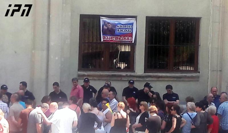 აქცია პარლამენტთან,  ლოზუნგებით - "ოლიგარქი კადაფი სარდაფში", "თავისუფლება ჩვენს ხელშია", "რუსეთუმე გახარია, თვალთხარია"