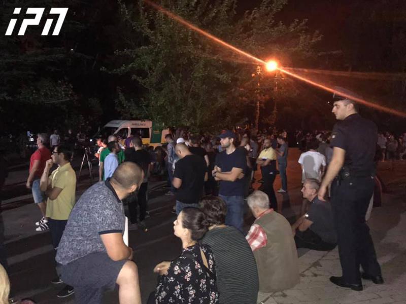 "რუსთავი 2"-ის შენობასთან შეკრებილები გვარამიას და გაბუნიას სამსახურიდან გათავისუფლებას ითხოვენ