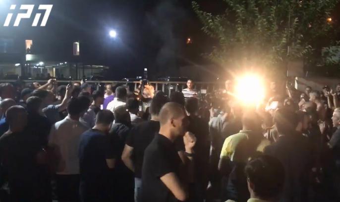 აქციის მონაწილეების ნაწილმა "რუსთავი 2"-ის შენობის მიმართულებით კვერცხები და ცოცხები ისროლა