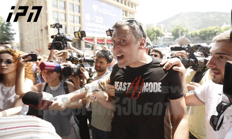 კვერცხების და ბოთლების სროლა "რედისონთან" - მოქალაქეების ერთი ნაწილი მეორეს დაუპირისპირდა