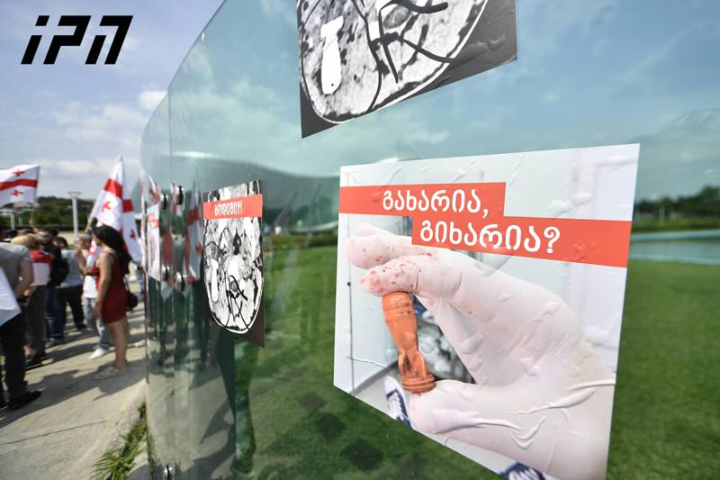 "ბოდიში?!" და "გახარია გიხარია?" - მსვლელობის მონაწილეებმა შსს-სთან სტიკერები გააკრეს