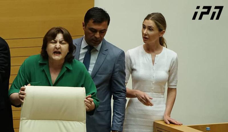 "მიშას დაქალი და პროვოკატორი" - დაპირისპირება პარლამენტის ფოიეში ადა მარშანიასა და თინა ბოკუჩავას შორის
