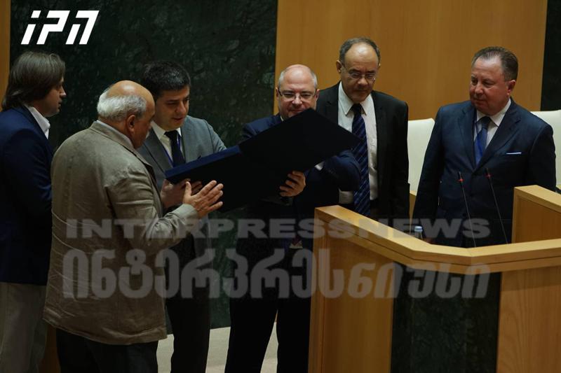 მართლმადიდებლობის საპარლამენტთაშორისო ასამბლეის სხდომა შეწყდა - დელეგატები პარლამენტის შენობას ტოვებენ